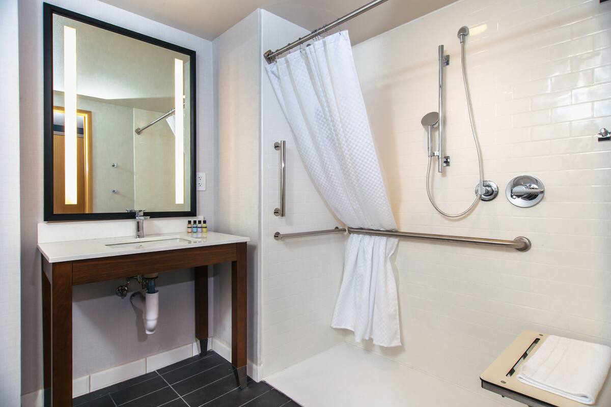 combined shower/bathtub, hydromassage showerhead, free toiletries