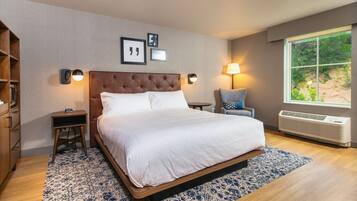 Traditional Room, 1 King Bed | Down comforters, desk, laptop workspace, blackout drapes