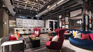 Ein moderner Lounge-Bereich mit Bar, Sitzgelegenheiten und einem sichtbaren Bar-Schild.