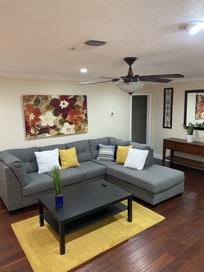 Smart TV, fireplace - Entire House,  Near Sea World, Six Flags, Lackland AFB, (San Antonio)