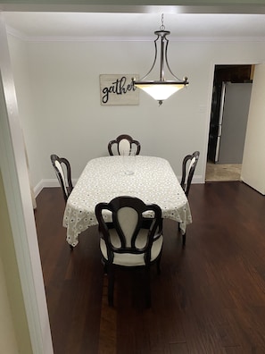 Dining - Entire House,  Near Sea World, Six Flags, Lackland AFB, (San Antonio)