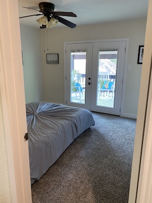 4 bedrooms, iron/ironing board, travel cot, free WiFi - Entire House,  Near Sea World, Six Flags, Lackland AFB, (San Antonio)