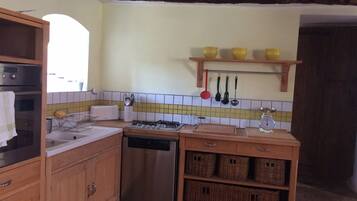 Een koelkast, een microgolfoven, een oven, een kookplaat