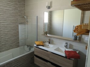 Baignoire, sèche-cheveux, serviettes fournies, papier toilette