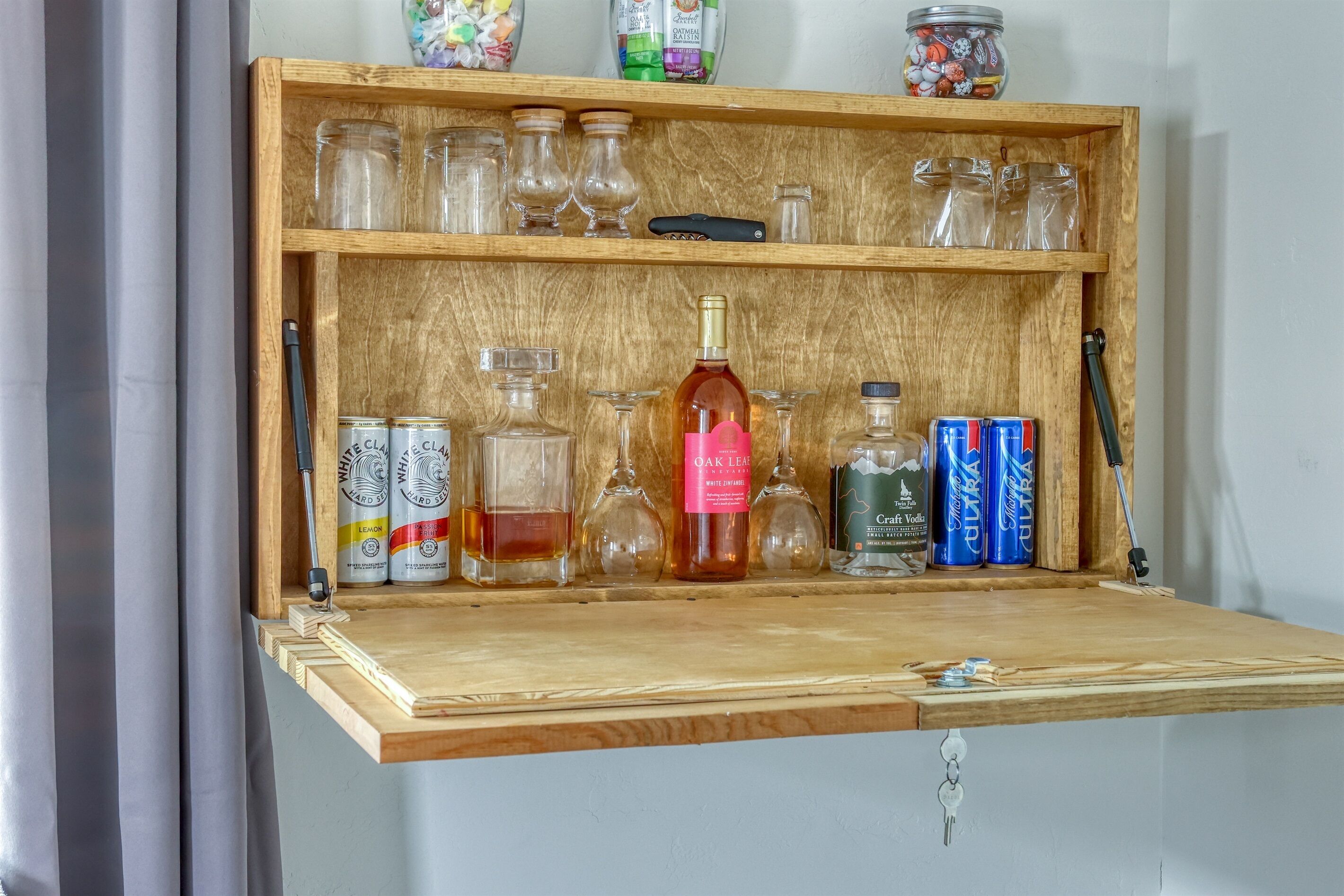 1087C - TJ Rancher Corp & Vacn Rental -Kitchenette