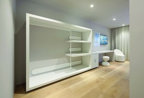 Minibar, caja de seguridad en la habitación y escritorio 