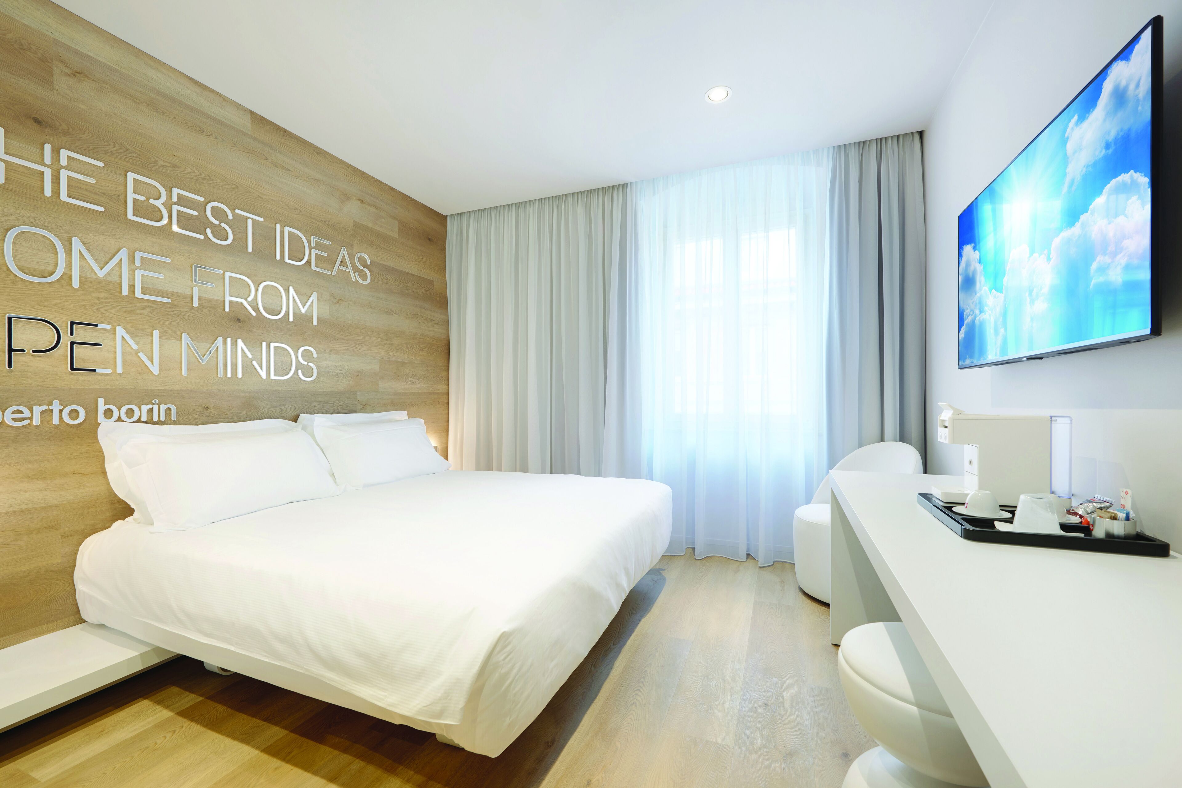 Minibar, caja de seguridad en la habitación y escritorio 