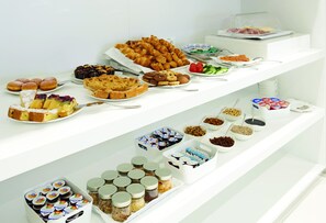 بوفيه فطور مجانًا يوميًا