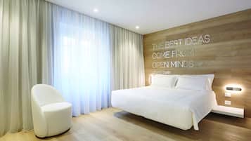 Minibar, Zimmersafe, Schreibtisch, VerdunkelungsvorhÀnge