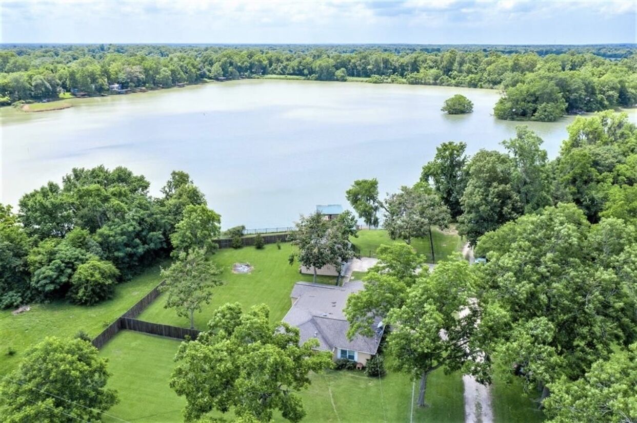 Lake house Retreat on Private Lake in Livingston