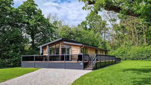 Cedar Lodge | sleeps 8 - Hot Tub, Dog Friendly - 5* Gold Award