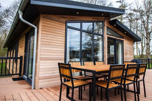 Cedar Lodge | sleeps 8 - Hot Tub, Dog Friendly - 5* Gold Award