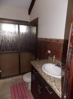 Familienhaus | Badezimmer | Dusche, Handtücher