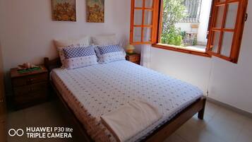 2 makuuhuonetta, työpöytä, silitysrauta/-lauta, ilmainen Wi-Fi