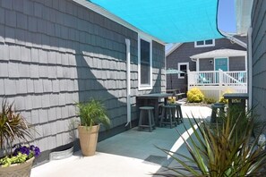 Outdoor dining - Ivy's Cottage- Renovated, In Town. Great Location. (Chincoteague)