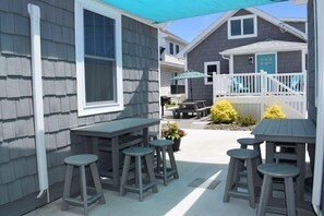 Outdoor dining - Ivy's Cottage- Renovated, In Town. Great Location. (Chincoteague)