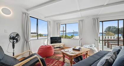 Lendale Bach - Lake Ferry Holiday Home