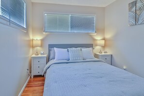 3 bedrooms, iron/ironing board, WiFi, bed sheets - Newly Remodeled SLC Home close to Downtown (Salt Lake City)