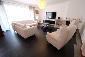 Televisión y chimenea 