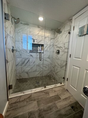 Combined shower/tub, jetted tub, hair dryer, towels