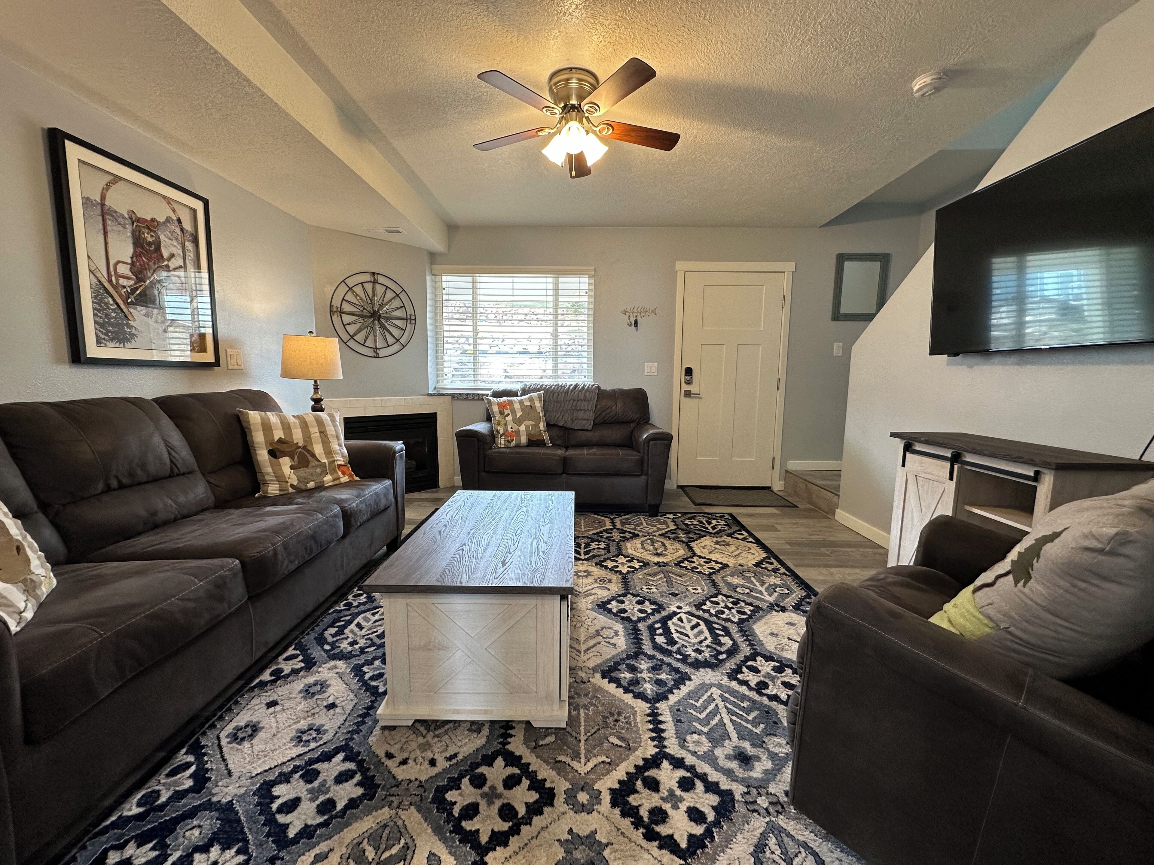 Smart TV, fireplace