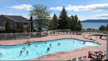 Utomhuspool och uppvärmd pool