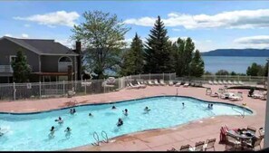 Piscina a l'aire lliure i piscina climatitzada
