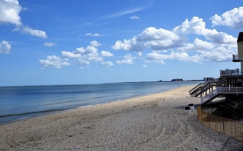 Cozy Historic Beach House only Steps Away from Beach and Fishing Pier!