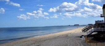 Cozy Historic Beach House only Steps Away from Beach and Fishing Pier!