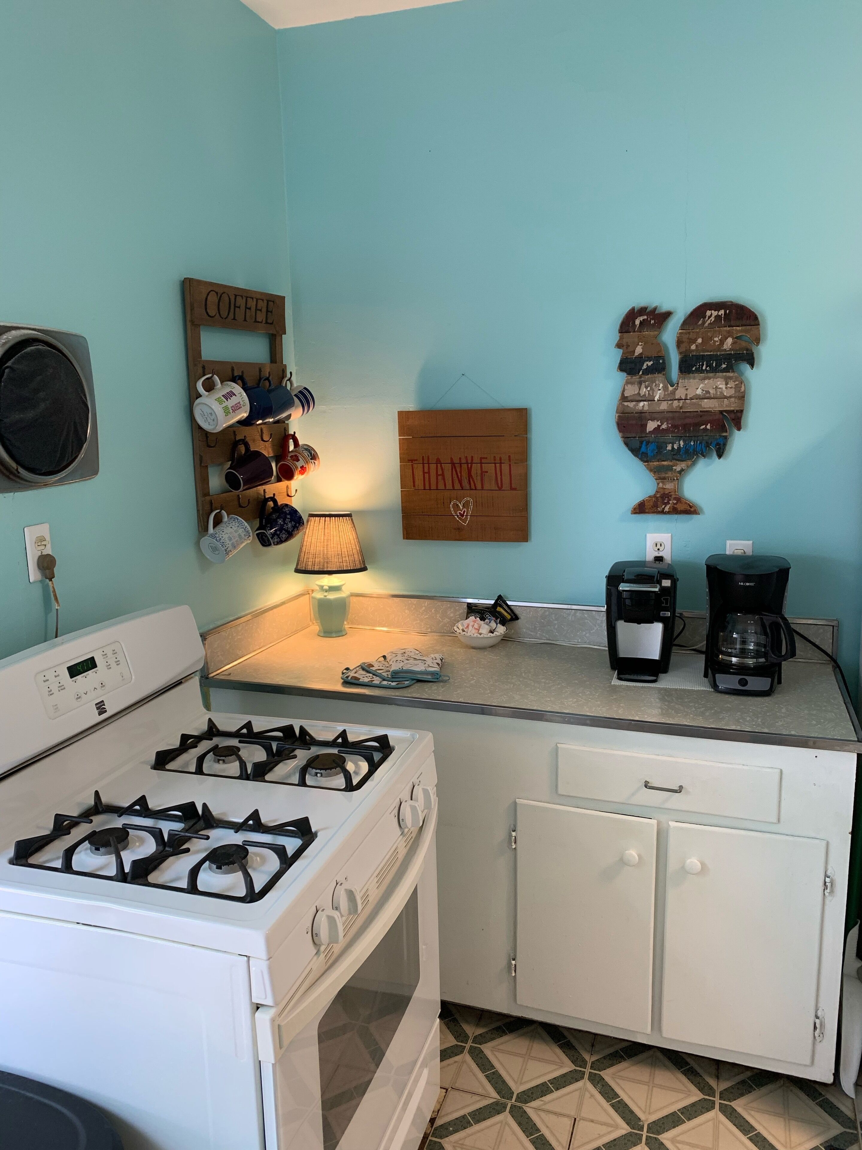 Refrigerador, microondas, horno y parrilla de estufa 