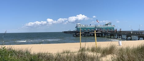 Nära stranden och solstolar