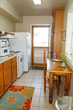 Refrigerador, microondas, horno y cafetera y tetera