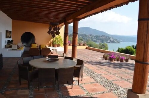 Casa Estilo Mexicano en Valle De Bravo. Vista al Lago