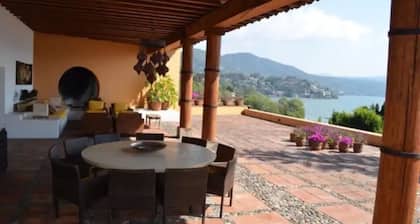 Casa Estilo Mexicano en Valle De Bravo. Vista al Lago