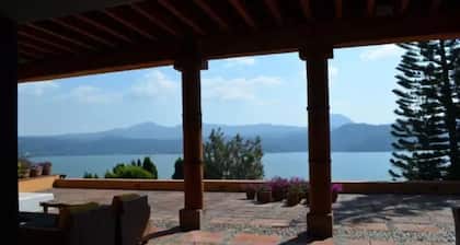 Casa Estilo Mexicano en Valle De Bravo. Vista al Lago