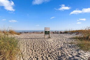 Nära stranden, solstolar och strandhanddukar