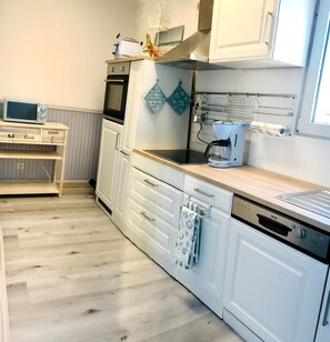 Kühlschrank, Mikrowelle, Geschirrspüler, Toaster