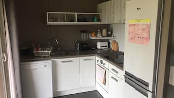 Een koelkast, een microgolfoven, een oven, een kookplaat