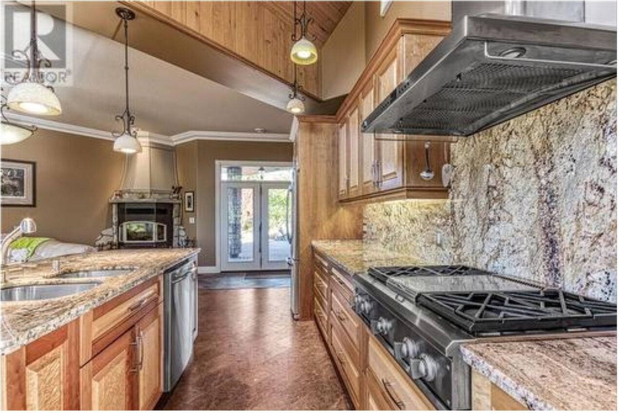 Large & Private Luxury Executive Waterfront Lakeview Estate