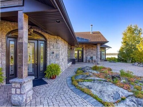 Large & Private Luxury Executive Waterfront Lakeview Estate