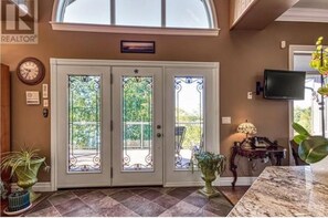 Interior - Large & Private Luxury Executive Waterfront Lakeview Estate (Greater Sudbury)