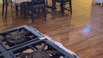 Kühlschrank, Kochgeschirr/Geschirr/Besteck, Esstisch