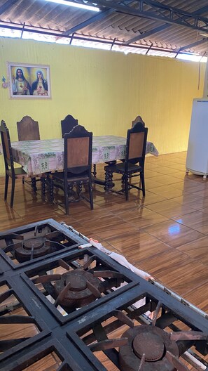 Kühlschrank, Kochgeschirr/Geschirr/Besteck, Esstisch