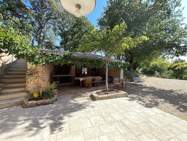 Outdoor dining - Maison DE Charme Avec VUE SUR LES Collines DE LA Drome Calme Ombre ET Soleil (Puymeras)