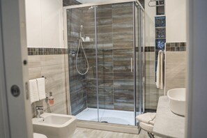 Superior-Doppelzimmer | Badezimmer | Dusche, Haartrockner, Bademäntel, Bidet