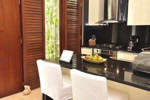 Kühlschrank, Ofen, Herdplatte, Wasserkocher mit Kaffee-/Teezubehör