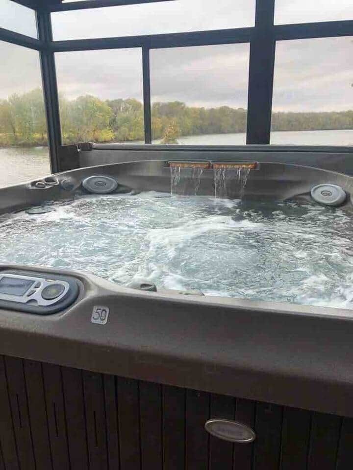 Indoor spa tub