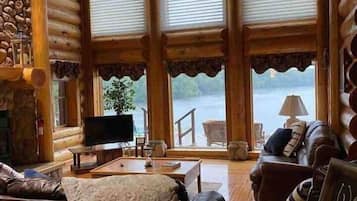 电视、壁炉、桌上足球