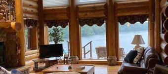 Stunning Log Cabin w/ Hot-tub