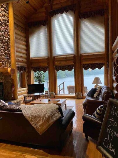 Stunning Log Cabin w/ Hot-tub